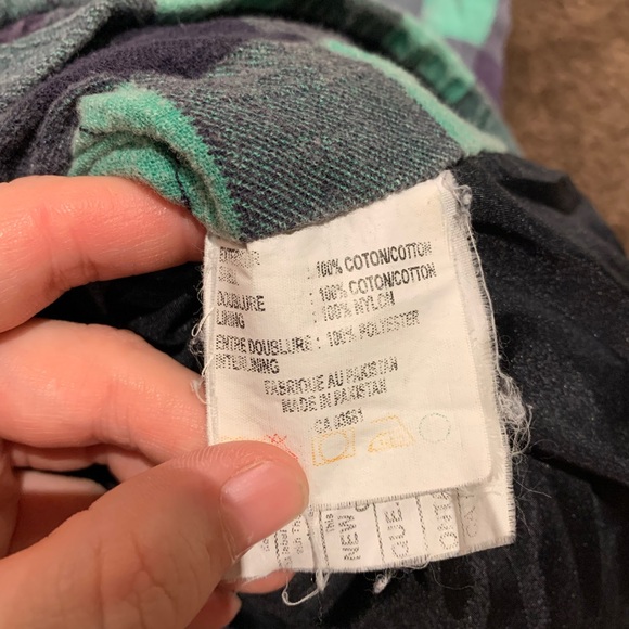 Men’s 90’s Inspired Puffer Vest - Picture 5 of 5